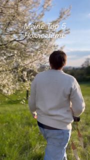 Ich musste ein bisschen lachen beim Erstellen 😄

Aber genau das sind die Momente, in denen ich innerlich kurz etwas Gänsehaut kriege…

Nicht, weil irgendwas „falsch“ läuft – außer bei fehlender Speicherkarte natürlich 😂
… viel mehr, weil genau da oft versucht wird, etwas zu kontrollieren, das eigentlich einfach passieren darf.

Und genau dafür bin ich da 💛

Für das Echte. Für das Dazwischen. Für euch.