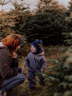 Seid ihr schon bereit für meine Weihnachtsminis? 🌲✨
Dieses Jahr bin ich ein bisschen früher dran – in der Hoffnung auf bestes Wetter, warmes Licht & leuchtende Kinderaugen.
So könnt ihr eure Fotos ganz entspannt vor Weihnachten bestellen, verschenken oder für euch behalten 🤶🏻

Auch in diesem Jahr bin ich wieder auf der wunderschönen Tannenbaumplantage – zwischen frischem Grün, weichem Licht und ganz viel Weihnachtszauber ✨
Viele von euch kennen den Ort schon – und wissen, wie besonders diese kleine Auszeit zwischen den Tannen ist 🫶🏻

Kurz, liebevoll & voller echter Momente – so, wie ihr es kennt.
💌 Die Termine sind wie immer streng limitiert – alle Infos und der Buchungsstart folgen ganz bald.
Wenn du die erste sein möchtest, die davon erfährt, melde dich gern für meinen Newsletter an oder schreib mir einfach eine kurze Nachricht 💛

Ich freu mich jetzt schon auf all die kuscheligen Familienmomente zwischen den Tannen 🌲❤️

#weihnachtsminis #weihnachtsfotos #familienfotografie #weihnachtszeit #weihnachtsstimmung #tannenbaumplantage #weihnachtszauber #achtsamefamilienfotografie #familienmomente #kinderfotografie #rheinmainfamilienfotografie #familienfotos #weihnachtsshooting #weihnachtenmitkindern