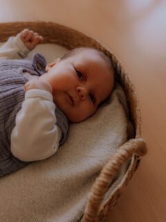 Neugeborenen- & Babyfotos in deinem Zuhause 💕

Dort, wo ihr euch am wohlsten fühlt – wo euer Baby zur Ruhe kommt, ihr euch fallen lassen könnt und echte Nähe entsteht.
Keine gestellten Posen, kein Stress, kein Studio.
Nur ihr, euer kleines Wunder und ganz viel Liebe ✨

Ich halte die ersten Wochen eures Babys so fest, wie sie wirklich sind – behutsam, achtsam und voller Gefühl.
Für Erinnerungen, die euch auch Jahre später noch dieses warme Kribbeln im Herzen schenken 💛

Wenn du dir natürliche Babyfotos bei euch Zuhause wünschst, schreib mir gern eine Nachricht – ich freu mich auf euch 📸

#babyfotografie #neugeborenenfotos #familienfotografin #achtsamefotografie #echtemomente #newbornliebe #mamaschafftmagie #elternsein #familienzeit #familienfotos #rheingau #rheinmainfotografin #liebeimbild #unvergesslicheschätze