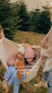 Zwischen den Tannen liegt jedes Jahr ein kleines Stück Magie ✨
Ein Ort, an dem Kinderaugen leuchten, Eltern kurz durchatmen dürfen – und echte Erinnerungen entstehen.

Am Sonntag ist es wieder so weit:
Meine Weihnachtsminis auf der Tannenbaumplantage in Neu-Anspach stehen an 🌲

📸 20 Minuten achtsame Mini-Session inmitten der Tannen
💛 8 Lieblingsfotos inklusive
🎁 ideal für Weihnachtskarten oder als Geschenk
💫 weitere Fotos zum Aktionspreis erhältlich

Ein paar letzte Termine sind noch frei – wenn du diese besondere Stimmung mit deiner Familie erleben möchtest, buch jetzt über den Link in meiner Bio oder schreib mir direkt 💌

Ich freu mich riesig auf all die leuchtenden Augen, liebevollen Umarmungen & das warme Weihnachtsgefühl, das jedes Jahr zwischen den Tannen spürbar wird 🥹✨

#weihnachtsminis #familienfotos #tannenbaumplantage #achtsamefotografie #familienfotografin #weihnachtenimherz #kindheitserinnerungen #familienzeit #weihnachtsfotoshooting #rheinmainfotografin #weihnachten2025