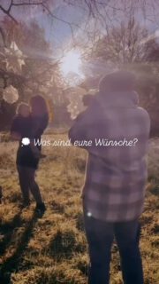 Wunsch-Weihnachtsaktion vor Ort 😍

✨ Magische Weihnachtsfotos – aber direkt hier bei uns?
Nachdem so viele von euch geschrieben haben, dass die Anfahrt zur Plantage zu weit ist, habe ich mir gedacht:
Warum holen wir die Weihnachtsmagie nicht einfach zu uns? 🌟

Letztes Jahr habe ich spontan eine kleine Mini-Session mit selbstgebastelten Papiersternen gemacht – aufgehängt in einen winterlichen Baum, warmes Licht, ganz viel Zauber… und die Ergebnisse? Einfach wunderschön 🥹✨

Und genau so eine Aktion möchte ich dieses Jahr wieder für euch möglich machen – aber so, wie ihr es euch wünscht.
Deshalb brauche ich heute eure Unterstützung:

🕯️ Wann soll die Aktion stattfinden?
🕒 Wie lange wünscht ihr euch fotografiert zu werden?
📍 Welcher Ort wäre für euch am besten erreichbar?
💰 Welcher Preis fühlt sich für euch passend an?
📸 Was soll unbedingt inklusive sein?
💡 Gibt es etwas, das eure Herzen höher schlagen lässt?

Schreibt mir gerne eure Wünsche hier in die Kommentare 💬
Oder antwortet in meiner Story ganz anonym in den Umfragen & Fragestickern.

💛 Als Dankeschön bekommt jede Unterstützung später ein kleines Goodie!

Ich freue mich riesig auf eure Ideen – und vielleicht entsteht schon ganz bald eure eigene kleine Weihnachtsmagie direkt hier vor Ort ✨

#weihnachtsshooting #weihnachtsfotos #minisessions #familienfotos #achtsamefotografie #rheinmainfotografin #weihnachten2025 #echtemomente #naturfotografie #weihnachtszauber