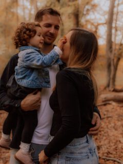 Wenn du mich nach meinen liebsten Foto-Posen fragst, wird meine Antwort niemals deinen Erwartungen entsprechen: Es geht mir nicht um etwas gestelltes - ich will eure Verbindung zueinander festhalten 🧡 & immer wieder
warte ich leise hinter meiner Kamera bis es passiert ✨ Die Kinder tauen ein wenig auf während sie sicher auf dem Arm der Eltern kuscheln, Papa verzaubert ein Blatt, Mama schaut total verliebt zu ihnen hinüber und BAAM, das ist die Magie, die ich für immer festhalten möchte 🥹

Aber bevor du jetzt denkst „Vor der Kamera könnte ich niiiemals so locker sein“ 🙈, lass mich auch dir noch etwas Sicherheit schenken: Natürlich kann ich euch anleiten! Ich schaue immer, dass ihr optisch hübsch zusammen sitzt oder steht, gebe kleine Impulse, die euch den Start erleichern oder bringe selbst verbindende Szenen wie Kitzeln oder einen Sandwich-Kuss mit ein 📷 ... und dann passiert es mit Kind(ern) ganz schnell: Sie tanzen, hüpfen, kuscheln, lachen & fordern all eure Liebe, die gemeinsamen Rituale, Lieder, Späße und Verbindungsmomente ganz natürlich von dir ein und ZACK entsteht eine innige & fröhliche Fotosession voller echter Momente - genau solche, die euch ein Leben lang begleiten 😌

Hast du noch Fragen dazu? Ich hab jederzeit ein offenes Ohr für dich 🫶🏻

#familienfotosession #kindheitserinnerungen #lebenmitkind #echtemamas #verbindung #mamagefühle #bindungsorientiert