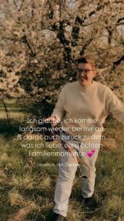 Hier war’s länger still als geplant. Die letzten Wochen waren einfach viel – Trennung, Umzugschaos, mein Kopf war voll und viel zu viele Gefühle auf einmal da. Ich hatte weder die Energie noch klare Gedanken, um hier präsent zu sein und bevor ich irgendwas halbherzig teile, bin ich lieber ganz ruhig geworden.

& jetzt fühlt sich alles langsam wieder anders an. Leichter. Wärmer. Irgendwie mehr nach mir.
Ich merke, wie sehr ich das hier vermisst habe – meine Arbeit, die Zeit mit den Kindern, dieses Eintauchen in echte Momente, Gespräche, Nähe, draußen sein, lachen, einfach das schöne Leben festhalten ✨

Es fühlt sich gerade so an, als würde ich mich nicht nur hier wieder zeigen, sondern mich auch selbst nochmal neu einsortieren. Alles darf wieder ein bisschen weicher werden, ein bisschen heller, ein bisschen mehr ich.

Ich hab richtig Lust, mich wieder zu verlieben – in das Leben, in meine Arbeit, in dieses kleine Businessbaby, das wachsen darf 🥹 Und auch einfach darin, präsent zu sein.

Also… 
Hej Menschis, ich bin wieder da!
Eure Marini 🐞

#familienfotografin #echteslebenzeigen #marmeladenglasmomente #fotografinfrankfurt #lautundglücklich