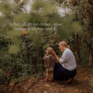 Ich wünsche mir, dass du auf Fotos nicht länger fehlst ❤️‍🩹 

…

Manchmal denke ich meine Arbeit ist so klein und unbedeutend, aber dann denke ich darüber nach, was für ein Geschenk ich dir – aber vorallem deinem Kind machen kann. Meine Fotos zeigen nicht nur Familien, die freundlich in die Kamera lächeln, keine unnatürlichen Posen oder verkrampfte Gesichter. Meine Erinnerungen erzählen von eurer Liebe, von dem Gefühl, wie eine Mama ihrem Kind sanft durch‘s Haar streicht. Sie bewahren eure ganz persönliche Verbindung und geben den kleinen, flüchtigen Momenten eine immerwährende Bedeutung 🥹

…

Das wünschst du dir auch? Schau gern nochmal in meinem letzten Beitrag vorbei. 

#mamagefühle #mamamussauchaufsfoto #mamamomente #mamafotograf #mamaleben