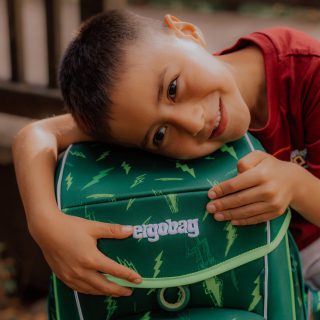 Da schon so viele Nachfragen kamen: JAA 🎉 Natürlich gibt‘s auch dieses Jahr wieder meine Schulstart Kinderaktion! Wer mir eine DM schickt bekommt auch gern schon das Datum gespoilert & wer sich zum Newsletter anmeldet hat als erstes die Chance sein Kind safe anzumelden 🥰 

Ich muss ja sagen diese Aktion wird langsam echt emotional für mich, weil ich viele eurer Schulkinder als Babys kennenlernen durfte 🥹 … und jetzt sind sie schon SO GROẞ. Ich kann es kaum glauben. 

Wer von euch wird denn nach dem Sommer eine Schulkind-Mama oder -Papa? Schreibt‘s gern mal in die Kommentare, ich pack direkt die Taschentücher aus 🫠✨

#schulstart #schulkind2026 #schultüte #endlichschulkind #siewerdensoschnellgroß