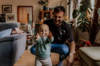 REPORTAGE FOTOS ✨ Wenn es draußen kühler wird oder wie gerade immer wieder unerwartet regnet, ist die perfekte Zeit für eine Familienreportage 😍 Denn mal ganz ehrlich: Was gibt es schöneres als echte Erinnerungen aus eurem muckeligen Zuhause? Wo könnten wir besser eure Liebe, euer Leben und das für euch dieses Gefühl von „Daheim“ ausmacht festhalten? 

ANGEBOT IM SEPTEMBER 🫶🏻 Damit kannst du einfach mal testen, wie sich eine Reportage anfühlt: 30 Minuten Minisession in deinem Zuhause inkl. aller Fotos für 120€ – und wenn ich sie hier zeigen darf, gibt‘s nochmal 10% Rabatt. Ich freue mich sooo sehr auf all die süßen Momente zwischen euch 🥹 

#echteslebenzeigen #familienglück #homestory #lebenmitkindern #familienfotografinfrankfurt