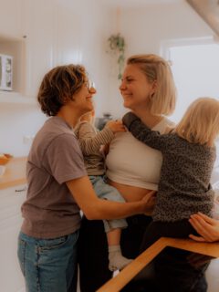 Kleine Küchenmomente >>>

Genau für solche Alltagserinnerungen liebe ich meine Reportagen 🥰 Welchen Moment müsste ich in deiner Familie unbedingt einfangen? Was macht euch aus?