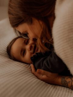 <<< Mama & Baby Erinnerungen Zuhause 💖 

Ich glaub, ich lieb diese Fotos für immer! Dieses Lachen 🥹✨ Sind hier Mamas, die sich genau solche Erinnerungen wünschen? Bitte schreib mir direkt… ich würd so gerne nochmal so ein Shooting haben & mach dir ein besonderes Angebot 🫶🏻 

#mamababy #mamagefühle #lebenmitbaby #wennesliebelebenwird #babyzeit