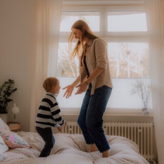 Ist bei euch auf dem großen Bett hüpfen erlaubt? 😁

FAMILIENREPORTE
MARMELADENGLASMOMENTE
KINDHEITSERINNERUNGEN