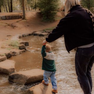 Golden October in a Nutshell 🥹✨ 
… der Herbst gibt alles & ihr wisst hoffentlich alle, dass ich auch in der kalten Jahreszeit gerne echte Erinnerungen mit euch bei einem Familienausflug festhalte! Wo geht ihr mit den Kids gerne hin? Kommentiert gern mal eure Lieblingsorte oder schreibt mir eine DM, wenn ich euch bei der Locationsuche für eure Erinnerungen helfen darf 😍 Nach über 10 Jahren Familienfotografie kann ich sagen, ich kenn die besten Locations für ein kleines Mikroabenteuer… 

Diese Foto sind bei meiner großen Familienreportage „echtes Familienleben“ entstanden. Dabei hatten wir genug Zeit für einen schönen Ausflug, ganz viel Bewegung, einen Cafebesuch und zum Abschluss ging‘s in‘s kuschelige Zuhause zum Aufwärmen, spielen und einfach wohlfühlen 😌

#familienreportage #natürlichefotografie #kindheitserinnerungen #marmeladenglasmoment