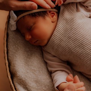 Freueeee mich soo sehr auf all die kleinen Babyfüßchen, die ich in den nächsten Wochen auf der Welt begrüßen darf 😌✨ 

Für Neugeborenenfotos empfehle ich immer gerne meine große, klassische Fotosession – so haben wir genug Zeit für all die süßen Momente und ganz viel kuscheln :) Ich komme zu euch nach Hause, bringen einen Korb mit, wir heizen die Wohnung etwas ein (oder machen noch den Föhn mit an) und ganz entspannt entstehen diese ruhigen Erinnerungen an eure ersten Tage mit Baby 🥹

Noch Fragen? Schreib mir einfach 🫶🏻

#neugeborenenshooting #wennausliebelebenwird #natürlichebabyfotos #wirwerdeneltern #babylein
