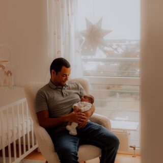 Dieser bildschöne Stillsessel wird mir für immer in Erinnerung bleiben ✨ … und dank unserer Fotosession in den ersten Lebenswochen des kleinen Mäuschens werden die Erinnerungen auch die Familie ein Leben lang im Herzen begleiten. Genau dafür liebe ich meine Arbeit mit euch 💕

#wennausliebelebenwird #neugeborenenfotografie #thebabyyears #wirwerdeneltern #ssw35 #stillsessel #mamagefühle #babyglück #natürlichefotos