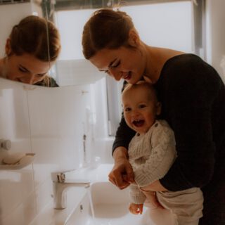 Wenn Erinnerungen einfach Freude bereiten 🥹✨ Meine Reportagen sind zurück! 

Checkt gerne mal meine Homepage oder die Buchungsseite 🫶🏻 Ich hab alles ein bisschen angepasst & soviel verrate ich: Für euch ist's besser geworden. Lohnt sich also wirklich mal reinzusneaken und vllt direkt den nächsten Termin für eure wertvollen Erinnerungen fest zu machen 💕😉 

#familienfotografie #reportagefotos #natürlichefotografie #kindheitserinnerungen #lebenmitkindern #marmeladenglasmomente #mamakindfotos #echteslebenzeigen