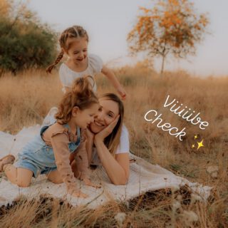 Ich habe gehört, man soll sich eine Fotografin aussuchen, bei der es sich leicht anfühlt.

Also… kleiner Vibe Check 🐞✨

Das hier bin ich. So arbeite ich. So sehe ich Familien, Kinder und all die kleinen Momente dazwischen.

Und vielleicht fühlst du dich darin ein bisschen Zuhause – oder ein bisschen gesehen. 

Und wenn ja… dann passt das mit uns vielleicht ganz gut 🫶🏻

Was davon fühlst du am meisten?