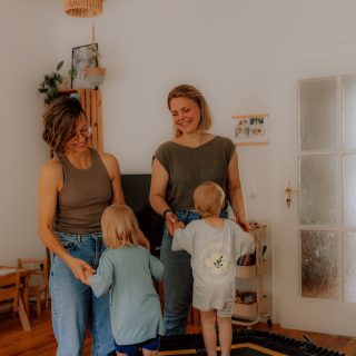 Homestories auf die 1 🥹💖
Ich liebe es einfach SO SEHR in meinen Reportagen Zuhause eure echten Erinnerungen festzuhalten und all die süßen, kleinen Momente & Gefühle mit in die Zukunft zu nehmen ✨ Wenn ich an meine eigene Kindheit denke, sind all die Erlebnisse, die besonderen Tage und auch immer mal einfach ein bisschen Alltag, der auf Fotos verewigt wurde, für mich besonders präsent. Wenn ich mir diese Bilder anschaue, erinnere ich mich an die Stimme meiner Eltern, an ihr Lachen und an das warme Gefühl, wenn sie mich fest im Arm hielten 😊😮‍💨 Ohne diese Erinnerung wäre sicher vieles schon verschwommen. Aber ich habe das Glück, all diese kleinen Momente bei mir zu tragen – und dafür mache ich das hier: Damit eure Kinder später auch ganz sicher wissen, wie sehr sie geliebt wurden 🫶🏻

#natürlichefotografie #familienreportage #erinnerungenfürsleben #glücksmoment 
#familienleben