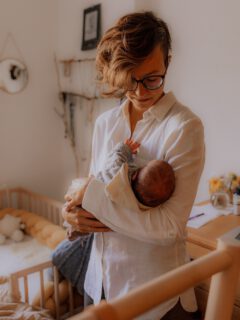 Es ist wieder Zeit für Homestories 🥹✨ Zuhause wird‘s langsam richtig gemütlich, bei mir trudeln schon viele Babyanfragen ein & ich freue mich diesen Herbst/Winter auf echte Erinnerungen und tiefe Gefühle 🧡

Wer hat Lust auf eine Fotosession im eigenen Zuhause? 

#familienfotografin #familienleben #familienzeit #glücklichekindheit #natürlichefotografie