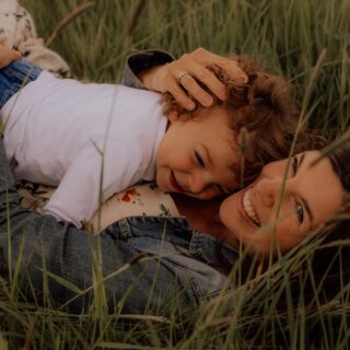 So viele Mamas sagen mir nach dem Shooting, dass sie sich vorher unsicher waren, ob sich das lohnt…

& danach so froh sind, es gemacht zu haben 🥰 Weil plötzlich Bilder da sind, auf denen sie wirklich mit ihrem Kind zu sehen sind. Nah. Vertraut. Einfach ihr.

Genau darum geht es bei dieser Aktion 🥹

Ein paar Termine sind noch frei & am Samstag soll herrliches Wetter sein! Wenn du das schon länger im Kopf hast, ist jetzt vielleicht ein guter Moment ✨

→ Link in meiner Bio

#muttertagsgeschenk #mamaistdiebeste #erinnerungenfürdieewigkeit