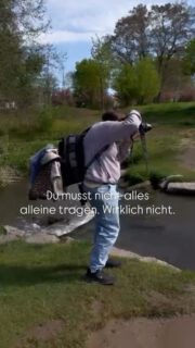 Manchmal ist es gar nicht das Shooting an sich, das sich schwer anfühlt, sondern alles davor. Du denkst daran, was alle anziehen, ob die Kinder mitmachen, ob die Stimmung passt, ob es am Ende überhaupt entspannt wird oder eher wieder so ein Termin ist, bei dem du eigentlich nur organisierst und funktionierst.

Und dann stehst du da, hast vielleicht noch Taschen dabei, Jacken, Snacks, ein Kind auf dem Arm und versuchst nebenbei noch, dass alles irgendwie klappt. Ich seh das total oft und genau deshalb ist mir das so wichtig, dass du bei mir nicht noch mehr tragen musst als sowieso schon im Alltag.

Ich geb euch einen Rahmen, ich denk mit, ich hab ein Auge auf die Kinder, ich nehm euch ein Stück von diesem „alles im Blick haben müssen“ ab, damit du dich auch mal fallen lassen kannst und einfach bei deinem Kind bist. Genau da entstehen die Bilder, die sich später auch wirklich nach euch anfühlen.

Und ja… manchmal trag ich dann eben auch wirklich eure Jacken 😄

Liebste Grüße von eurem Packesel des Vertrauens 🐞✨

#familienfotografie #mamamomente #echteslebenzeigen #lebenmitkindern #rheinmainfamilie