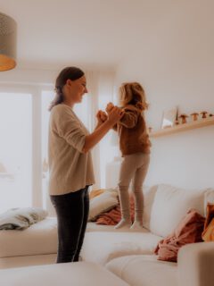 Erinnerungen im eigenen Zuhause sind ganz besonders magisch ✨ Ihr könnt all das machen, was ihr immer gerne zusammen macht. Ob gemeinsam kochen, auf dem Boden sitzen und lachen, die liebsten Bücher lesen, eine kleine Hüpfparty einlegen, innig miteinander kuscheln oder im Kinderzimmer spielen - all das und noch so viel mehr darf Platz in eurer Familienreportage haben. Wir können eure wichtigsten Alltagsrituale festhalten und all die Liebe, die eure Familie trägt 🥰

& wenn du als Mama manchmal das Gefühl hast in den Erinnerungen und vorallem auf Fotos mit deinen Kindern zu fehlen: Lass uns doch einfach mal eine Fotosession für Mama-Momente ausmachen 🥹 Du hast es dir zu 100% verdient die Hauptrolle in all diesen kleinen Alltagserinnerungen deines Kindes zu sein - und was könnte ein Kind später glücklicher machen als Fotos, die eure Liebe zeigen? 🫶🏻

#familienfotografin #marmeladenglasmomente #echteslebenzeigen #mamagefühle #kindheitsgold