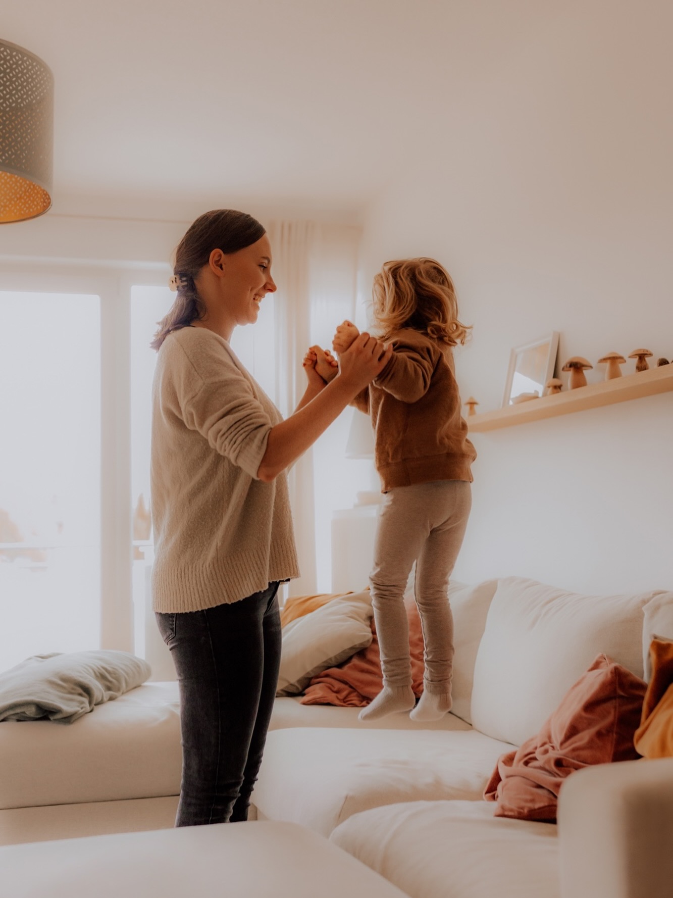 Erinnerungen im eigenen Zuhause sind ganz besonders magisch ✨ Ihr könnt all das machen, was ihr immer gerne zusammen macht. Ob gemeinsam kochen, auf dem Boden sitzen und lachen, die liebsten Bücher lesen, eine kleine Hüpfparty einlegen, innig miteinander kuscheln oder im Kinderzimmer spielen - all das und noch so viel mehr darf Platz in eurer Familienreportage haben. Wir können eure wichtigsten Alltagsrituale festhalten und all die Liebe, die eure Familie trägt 🥰

& wenn du als Mama manchmal das Gefühl hast in den Erinnerungen und vorallem auf Fotos mit deinen Kindern zu fehlen: Lass uns doch einfach mal eine Fotosession für Mama-Momente ausmachen 🥹 Du hast es dir zu 100% verdient die Hauptrolle in all diesen kleinen Alltagserinnerungen deines Kindes zu sein - und was könnte ein Kind später glücklicher machen als Fotos, die eure Liebe zeigen? 🫶🏻

#familienfotografin #marmeladenglasmomente #echteslebenzeigen #mamagefühle #kindheitsgold