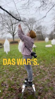 „Das war’s“ 💭
… dachte ich früher auch mal.

Für mich beginnt hier der Teil, den man nicht sieht –
aber der alles entscheidet:

Bilder sichten.
Verbindungen spüren.
Entscheidungen treffen.
Farben, Stimmungen, Nähe.

Und dann: auswählen 🤯
Welche Momente erzählen eure Geschichte wirklich?

Genau deshalb wird es im neuen Jahr wieder beides geben: die klassischen Fotosessions, bei denen ihr eure Bilder ganz in Ruhe selbst auswählt – bewusst, Schritt für Schritt, mit Blick auf einzelne Lieblingsmomente, auf Portraits, Details und das, was euch wichtig ist. Und meine Reportagen, bei denen ihr komplett loslassen dürft. Dort bekommt ihr alle gelungenen Bilder der Geschichte – sorgfältig von mir ausgewählt, sortiert und bearbeitet. Kein Entscheiden, kein Vergleichen, kein „Welches nehmen wir?“ – sondern ein vollständiger Blick auf eure Zeit, so wie sie war. Zwei Wege, Erinnerungen festzuhalten. Beide achtsam, beide wertvoll – je nachdem, was ihr gerade braucht ✨

💭 Was glaubst du eigentlich, wie viel Arbeit nach einem Shooting wartet?
Und: Würdest du lieber selbst auswählen – oder dich fallen lassen?