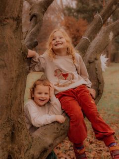 Ein paar Weihnachts- oder Winterbilder sind schon noch okay, oder? 🤭

& schaut mal das letzte Bild ist ein Hinweis… ich würde so gerne dieses Jahr noch ein bisschen mehr Liebe festhalten 💕 Wenn sich unter meinen Followern also Paare (ihr dürft auch schon Eltern sein) tummeln, die eine achtsame, innige Beziehung führen, gerne ein wenig herumalbern, sich frei vor der Kamera bewegen, Lust auf ein kleines Date zu zweit haben, evtl. sogar in einem hellen Zuhause leben und deren Fotos ich hier bei Social Media zeigen dürfte - kommentiert doch einfach mal oder meldet euch per DM bei mir 😌 

#verbindung #liebeliebeliebe #achtsamesleben #wertschätzendekommunikation #fotodate