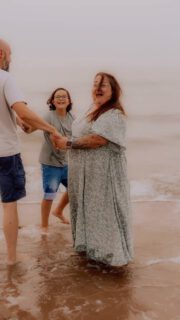 Manchmal leiser, manchmal etwas lauter – aber all diese Momente trage ich ganz tief in meinem kleinen, romantischen Herzen 🩷 
… wenn ich auf eure Erinnerungen zurückblicke, sind das ganz oft auch meine. Bei meinen Shootings erleben wir gemeinsam kleine Abenteuer, für ein paar Stunden gehöre ich zu eurer Einheit, verbinde mich mit euren Gefühlen füreinander, sehe die Magie eurer Familiengeschichte & halte all das für immer fest. Ich mache mein Herz ganz weit für euch auf, bitte euch auf eine leckere Apfelschorle hinein, beobachte und fühle. Und auch, wenn ich in dem Moment zu 100% Dienstleisterin bin – bin ich gleichzeitig auch Spielfreundin, Fototante oder eine liebe Gästin in eurem Zuhause. Irgendwie sind es also auch meine Erinnerungen & genau das liebe ich an meinem Job 🥹

Hast du ein absolutes Lieblingsfoto? Einen Moment den du nie vergisst? Erzähl mir gern davon ✨

#natürlichefotografie #familienfotografin #marmeladenglasmomente #kindheit