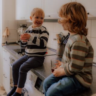 Lass mal Erinnerungen mit Freund:innen festhalten 😍 Ein bisschen zusammen, ein bisschen jede Familie für sich, ein bisschen nur die Kids. Für mich ist ganz klar: Ihr könnt euch meine Fotosessions gerne auch teilen! So bleibt die finanzielle Hürde für jede Familie kleiner & on top geht ihr auch mit ein paar gemeinsamen Erinnerungen nach Hause 🥹 

Markier gerne in den Kommentaren, mit wem du dir das gut vorstellen könntest ✨

& für alle die das direkt buchen wollen, gibt‘s 10% Rabatt mit dem Codewort ‚Freundschaft‘ ;) Würde mich total freuen mehr solcher gemeinsamer Fototermine zu haben! 

#mamafreundschaft #sharetheload #gemeinsamezeit #kindheitserinnerungen